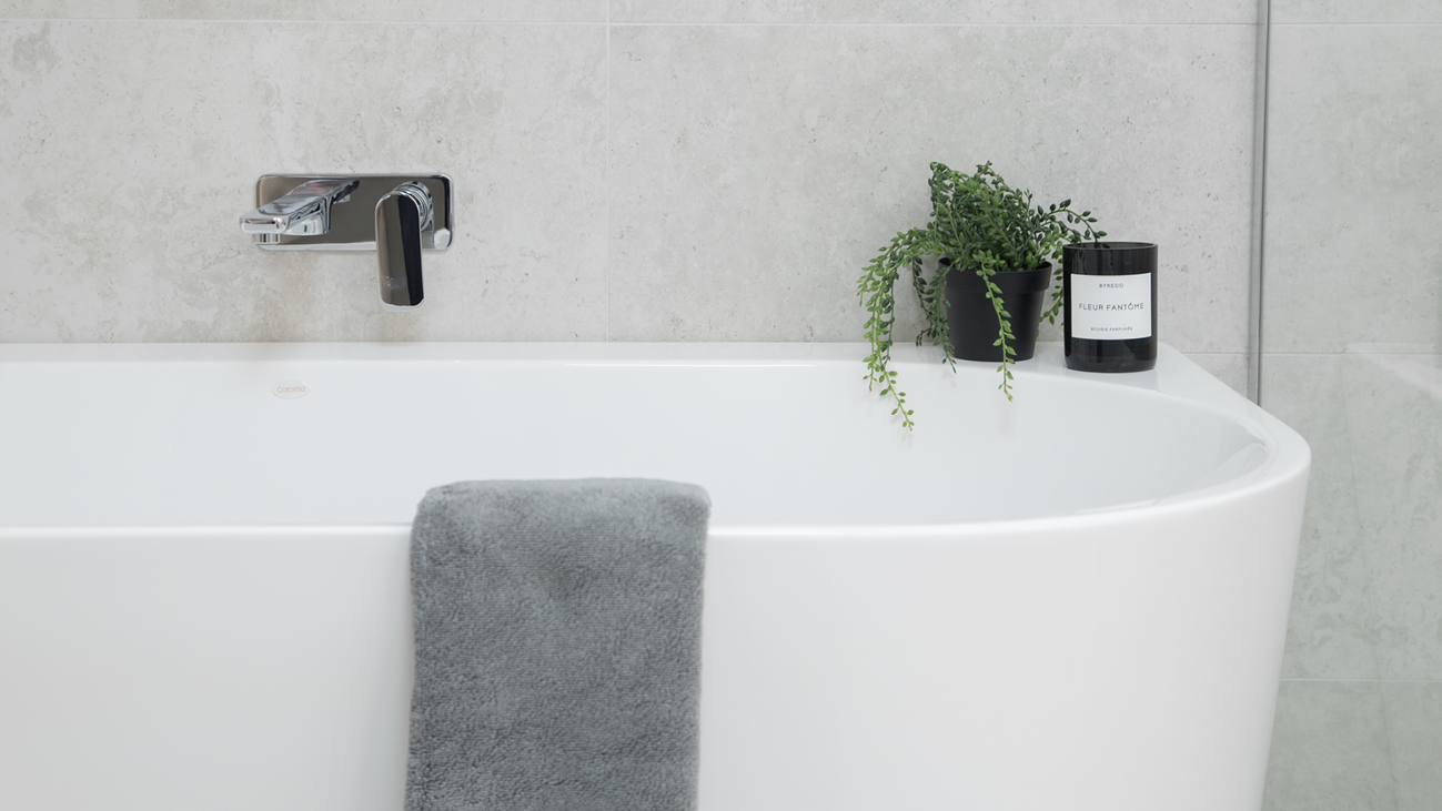 Free standing bath tub